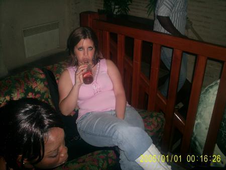 Angy en boite en train de se saouler lol